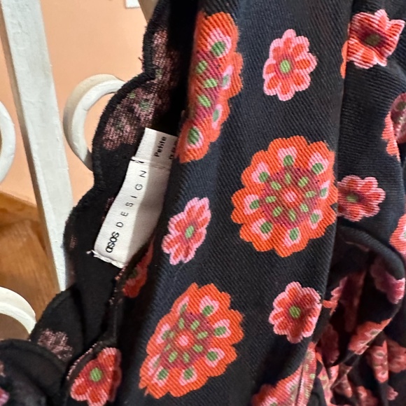 ASOS DESIGN Petite twill scallop babydoll dress mini in retro floral print - Picture 5 of 12